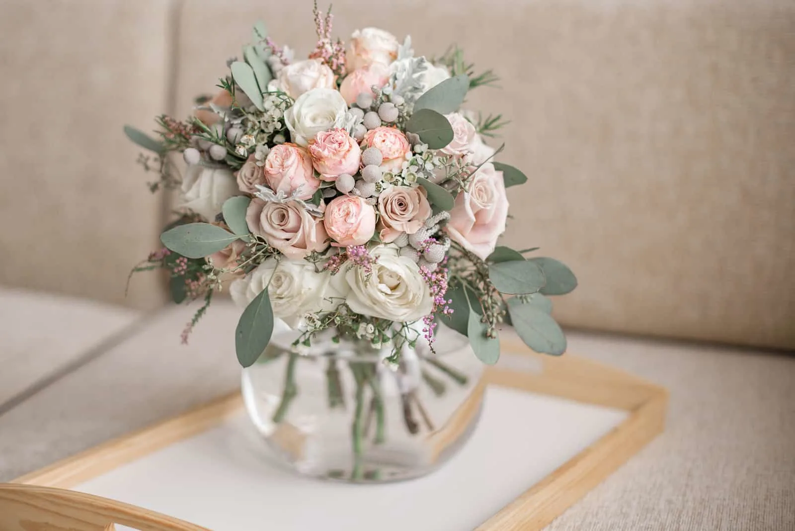 ein schöner Hochzeitsstrauß von Rosen in einer Vase auf dem Tisch