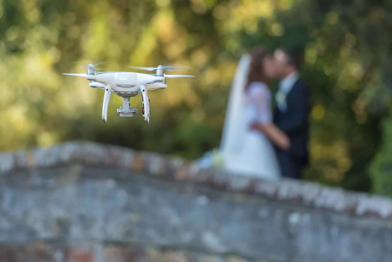 eine Drohne, die das Brautpaar filmt