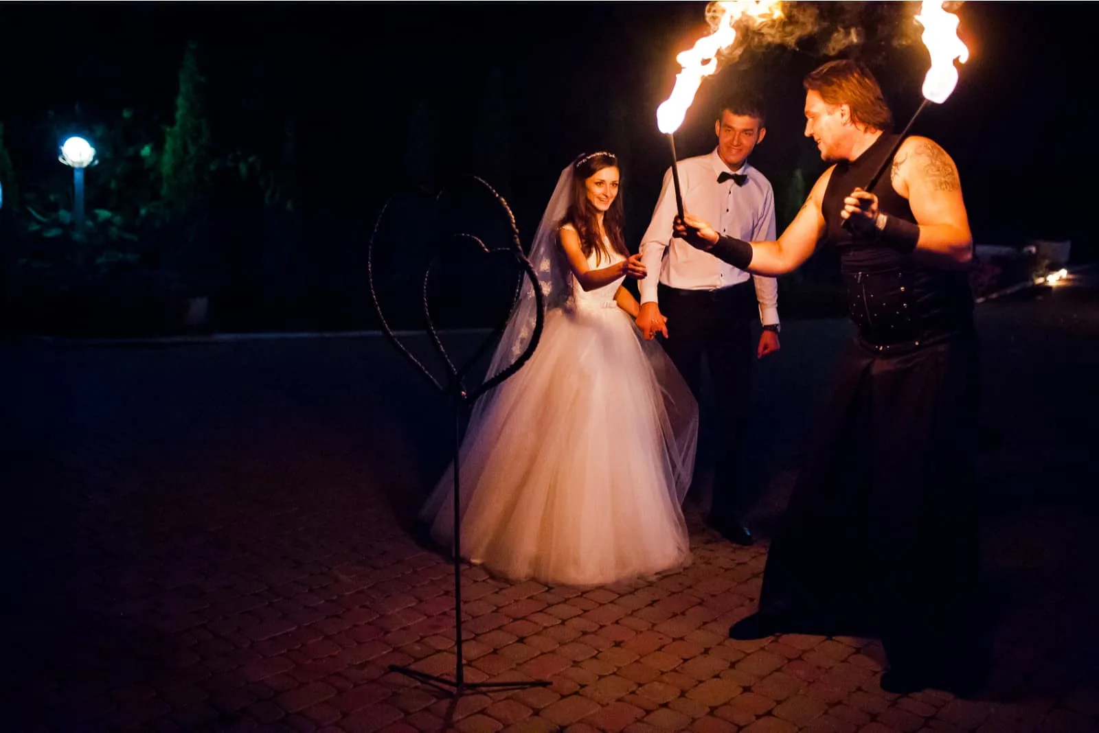 eine Feuershow bei einer Hochzeit