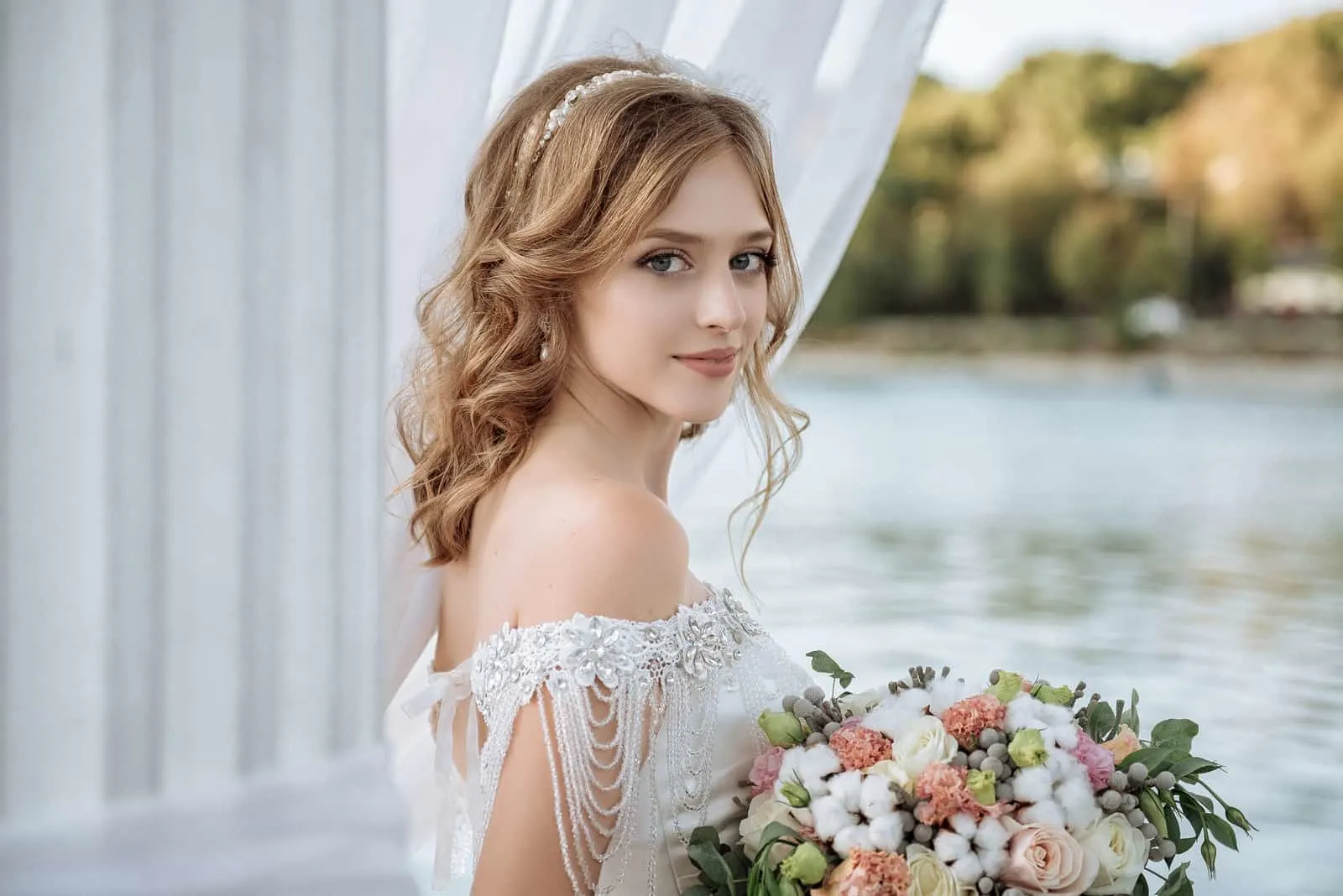eine schöne Braut mit einem großen Blumenstrauß