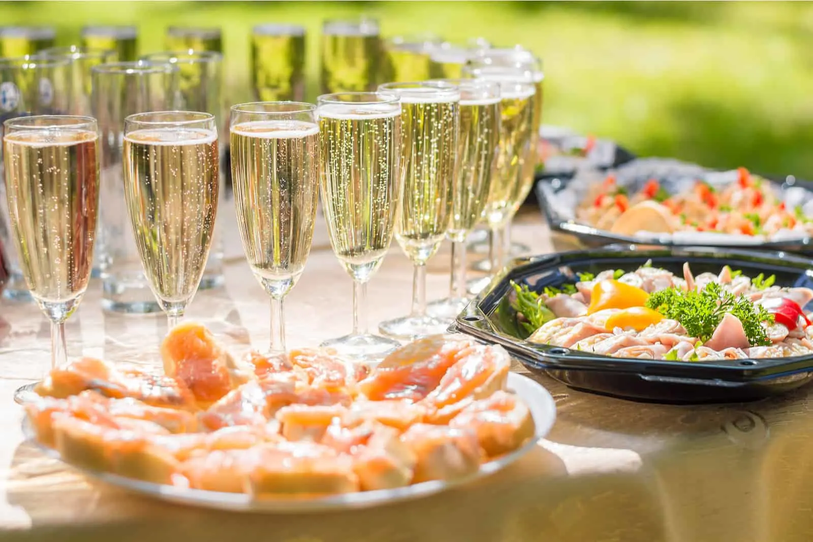 festlicher Hochzeitstisch mit Vorspeise und Champagner