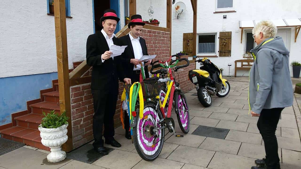 hochzeitsbitter Zwei Männer stehen neben dem Fahrrad und lesen
