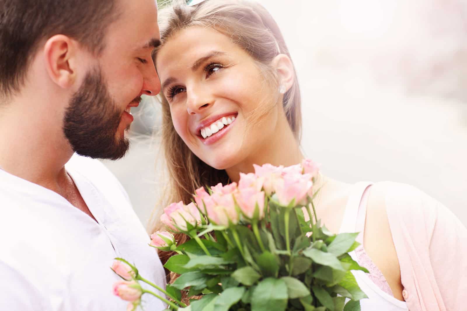 junges romantisches Paar mit Blumen