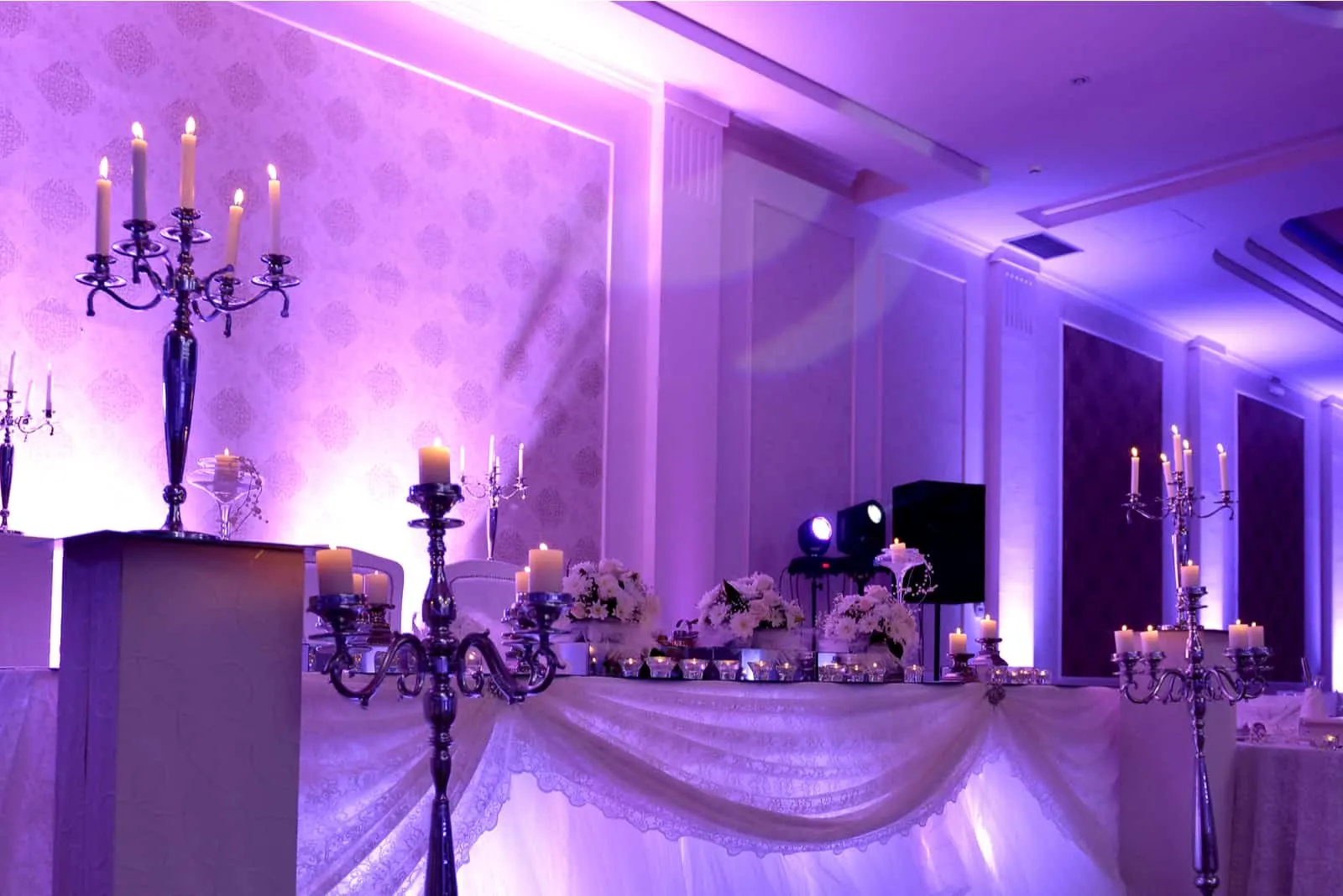 lila Lichtshow auf einer Hochzeit