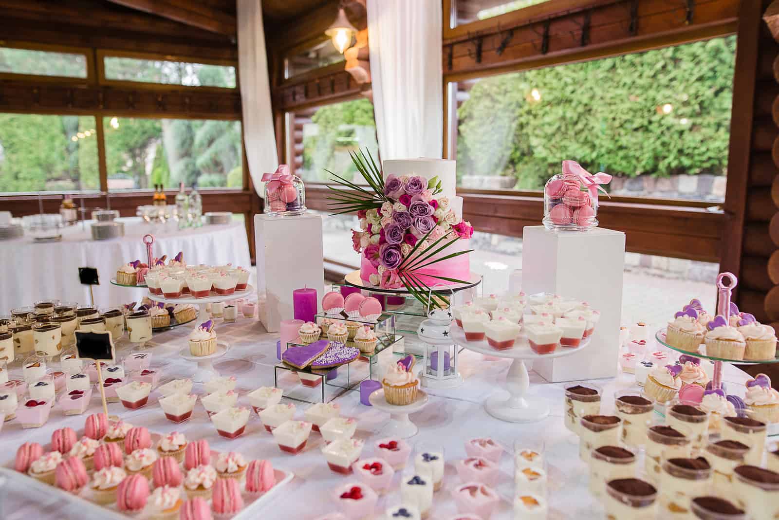 rosa Süßigkeiten auf dem Hochzeitstisch