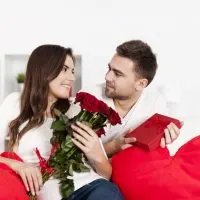 glückliches Paar feiert Jubiläum