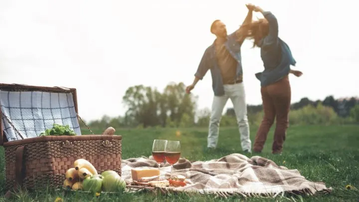 12. Hochzeitstag: Bedeutung, Geschenkideen und Glückwünsche