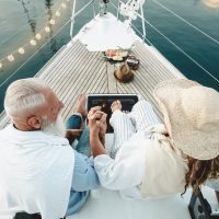 Ein älteres Ehepaar auf einem Boot feiert seinen Hochzeitstag