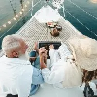 Ein älteres Ehepaar auf einem Boot feiert seinen Hochzeitstag