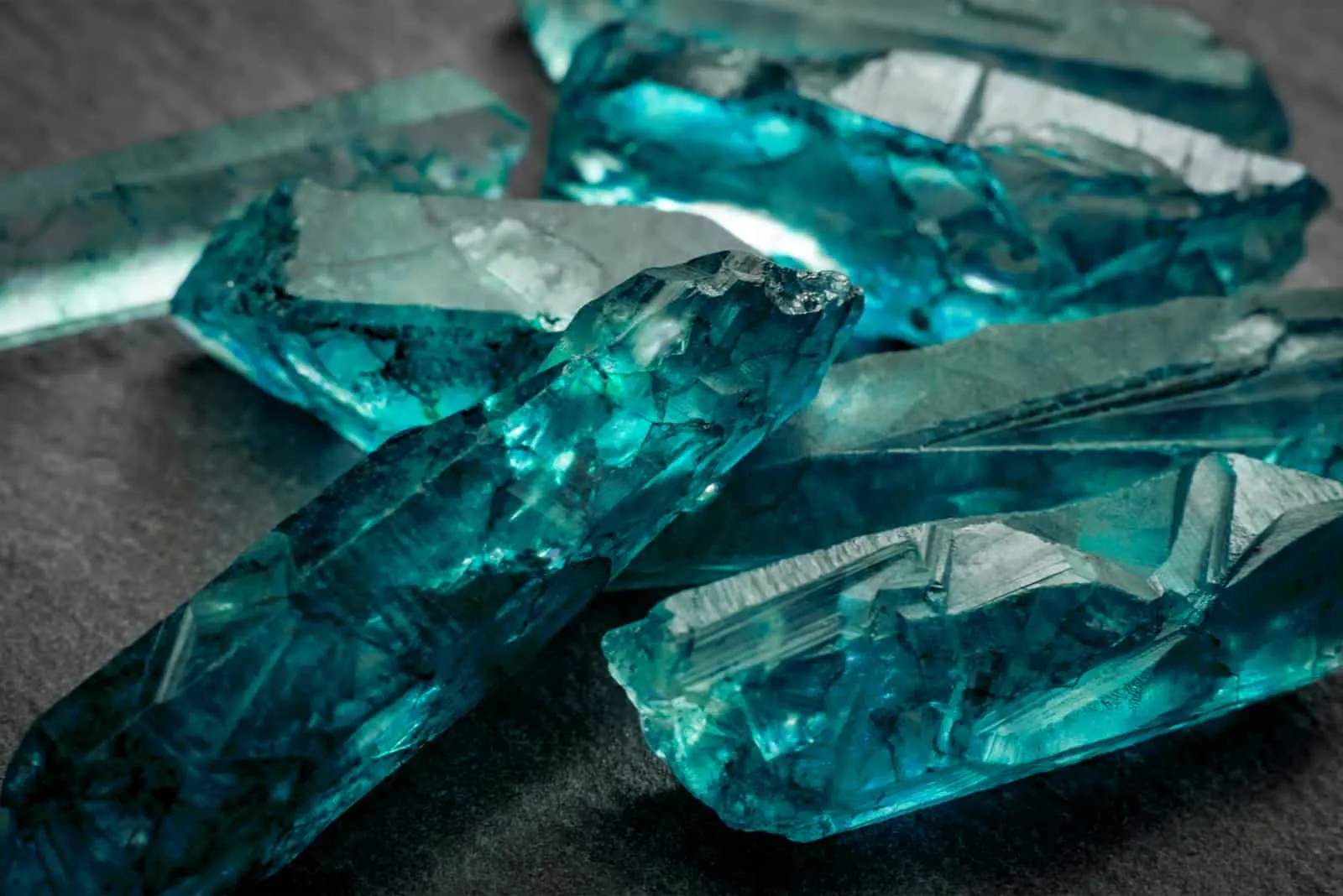 Aquamarine und rohe Kristalledelsteine