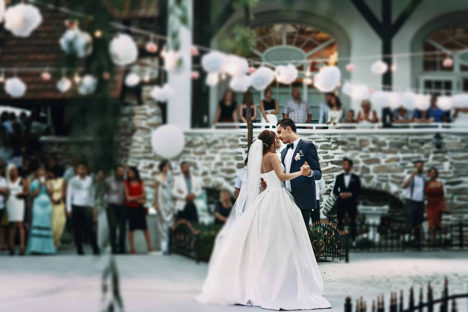 Das Brautpaar bei der Hochzeit tanzt den ersten Tanz