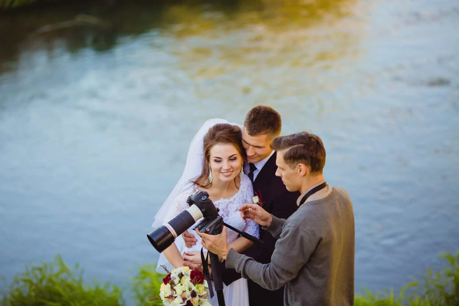 Der Fotograf zeigt das Foto dem Brautpaar