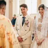 schöne Jungvermählten bei einer kirchlichen Hochzeit