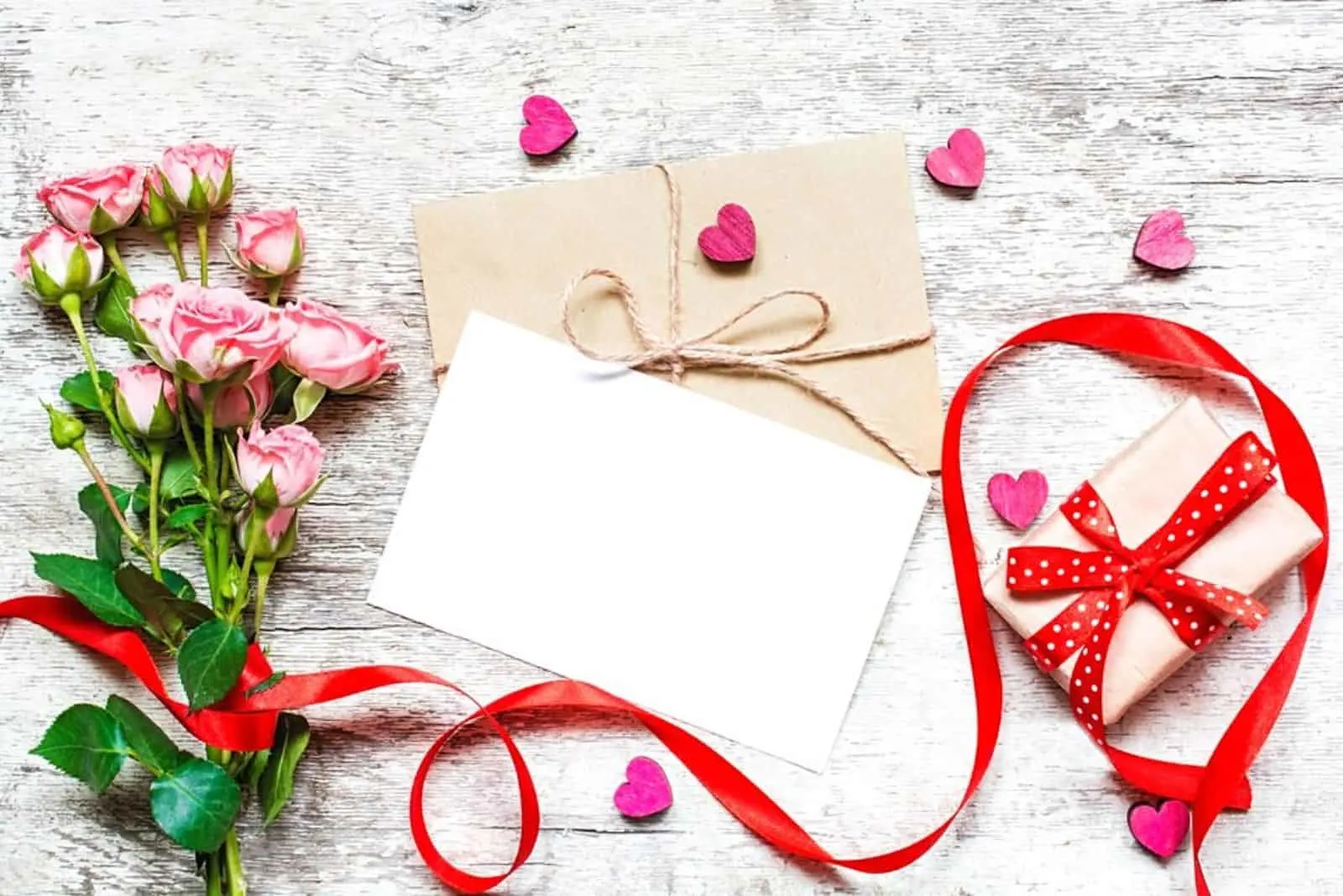 Geschenk Grußkarte Brief und Rosen auf dem Tisch