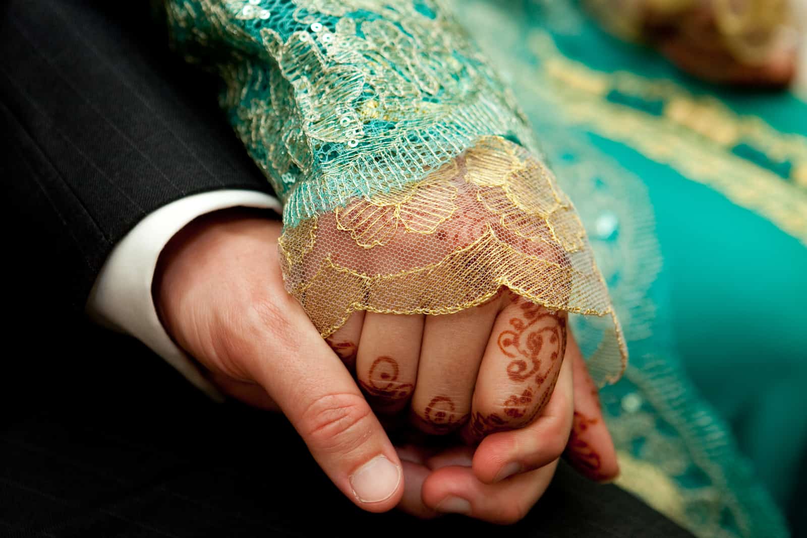 Hand der marokkanischen Braut, die die Hand des Bräutigams hält