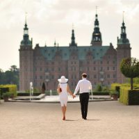 Jungvermählten in Dänemark gehen den Platz entlang