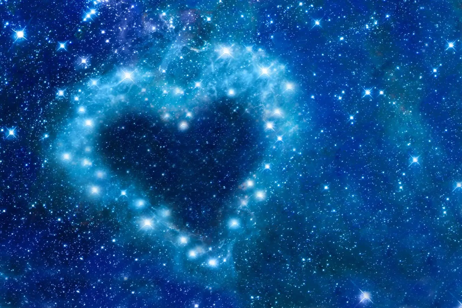 Helle Sterne in einem Nachthimmel in Form eines Herzens angeordnet