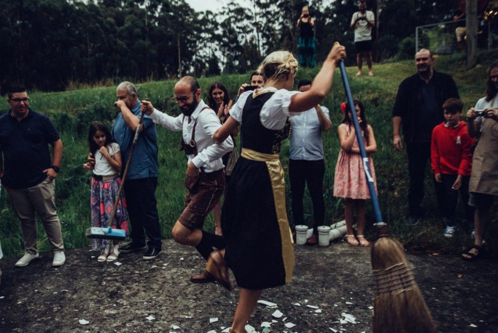 Polterhochzeit Tipps rund um den Polterabend auf der Hochzeit Polterhochzeit Tipps rund um den Polterabend auf der Hochzeit