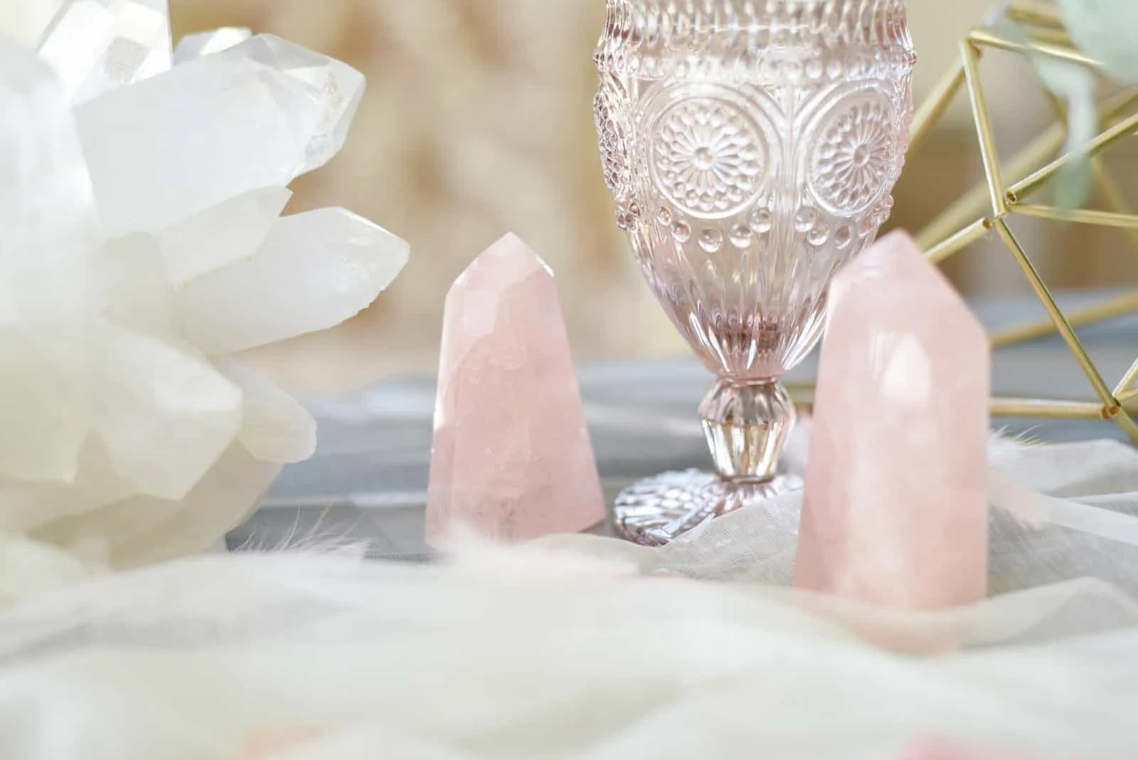 Kristalldekoration und Glas auf dem Tisch