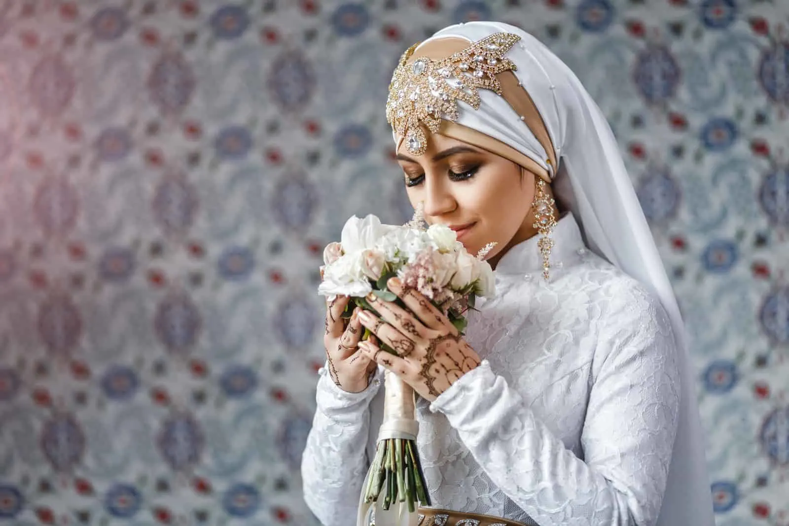 Muslimische Braut mit Schmuck in einem Kopftuch-Hijab