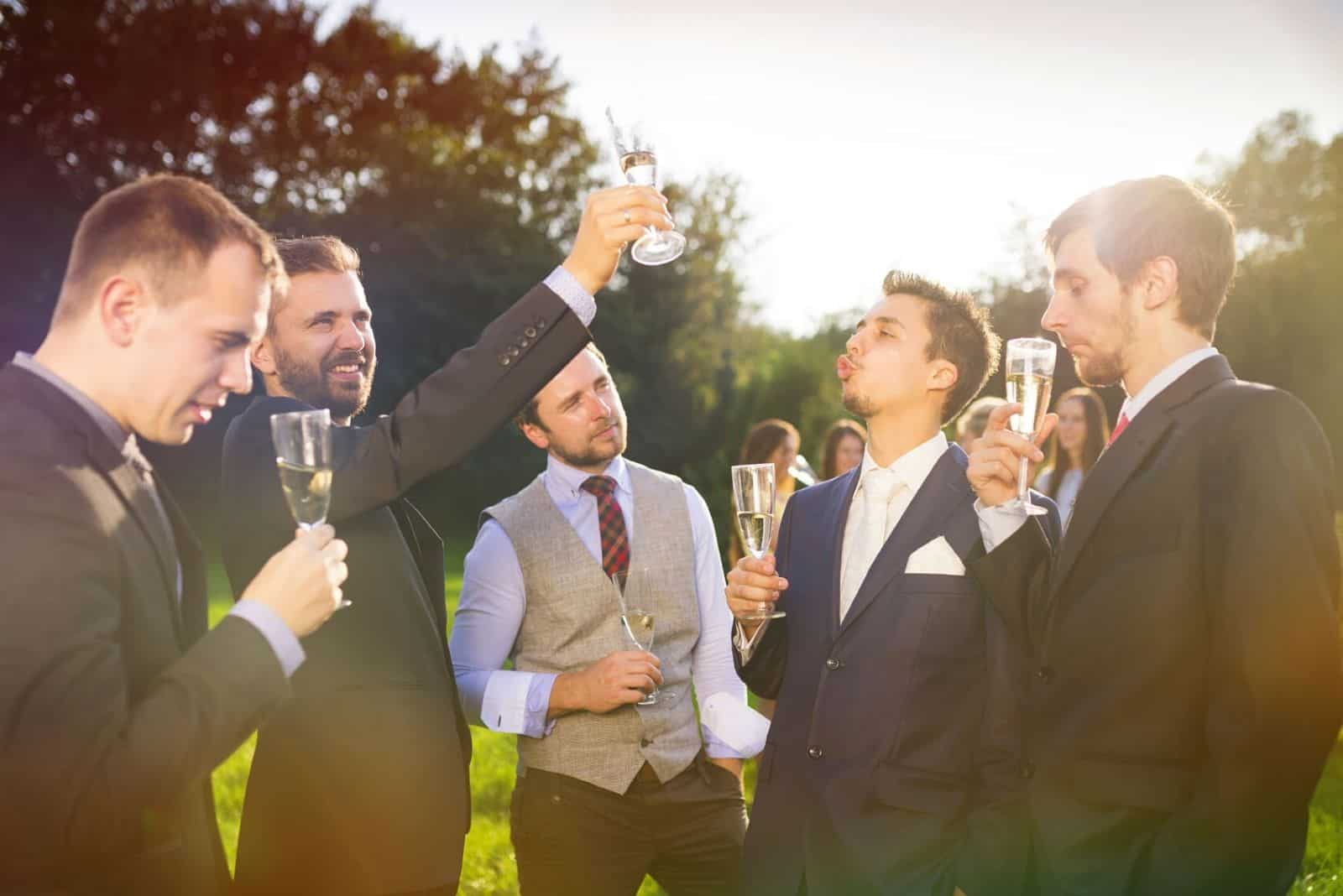 Partyfreunde im Freien stoßen mit Champagner an