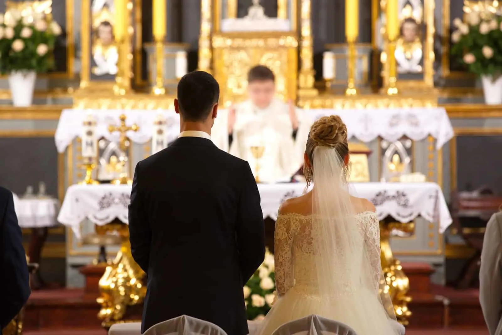Priester feiern Hochzeitsmesse in der Kirche