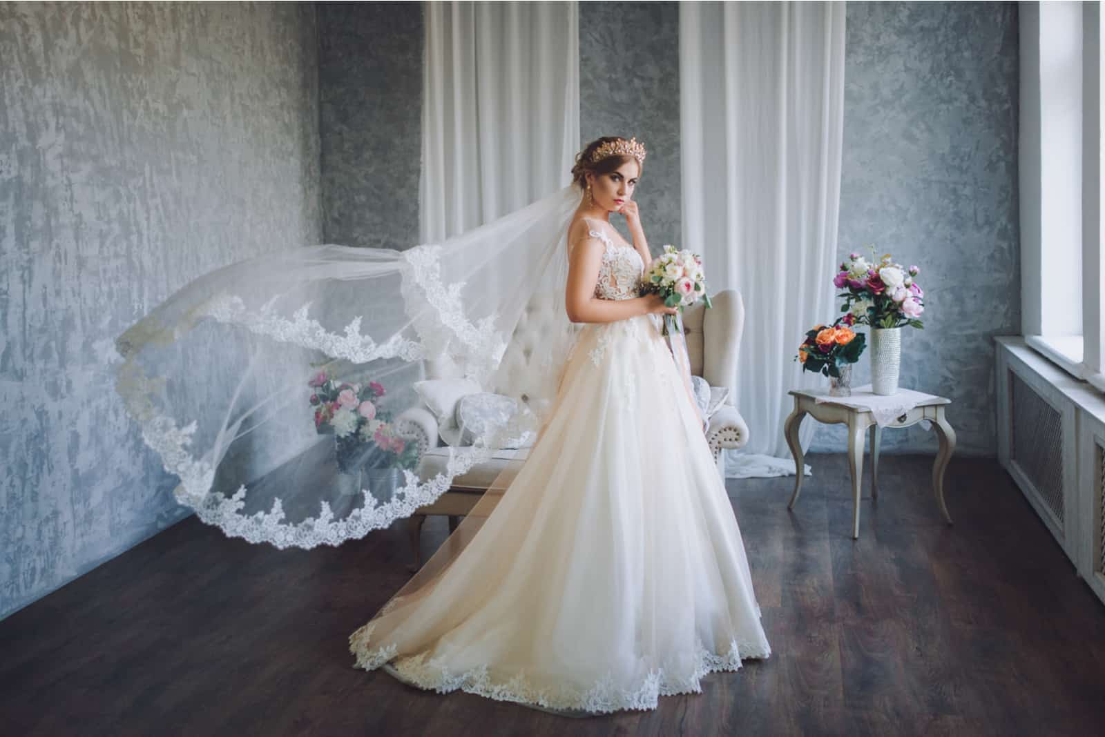 Schöne Braut im Hochzeitskleid mit Spitze