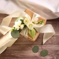 Handgefertigte Geschenkbox mit Blumen auf Holztisch