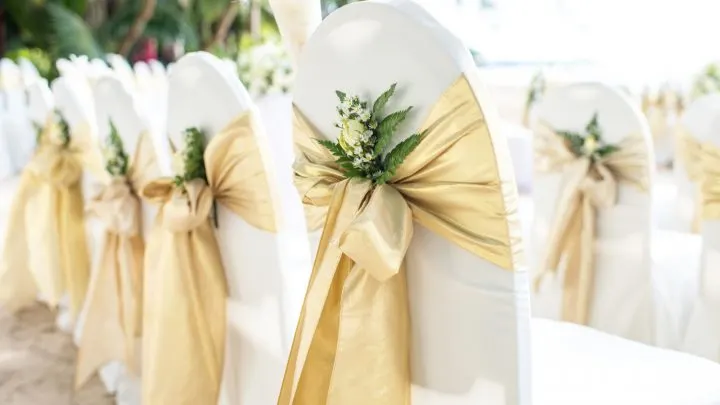 Stuhlhussen mieten, kaufen oder DIY: Pros, Cons und extra Tipps