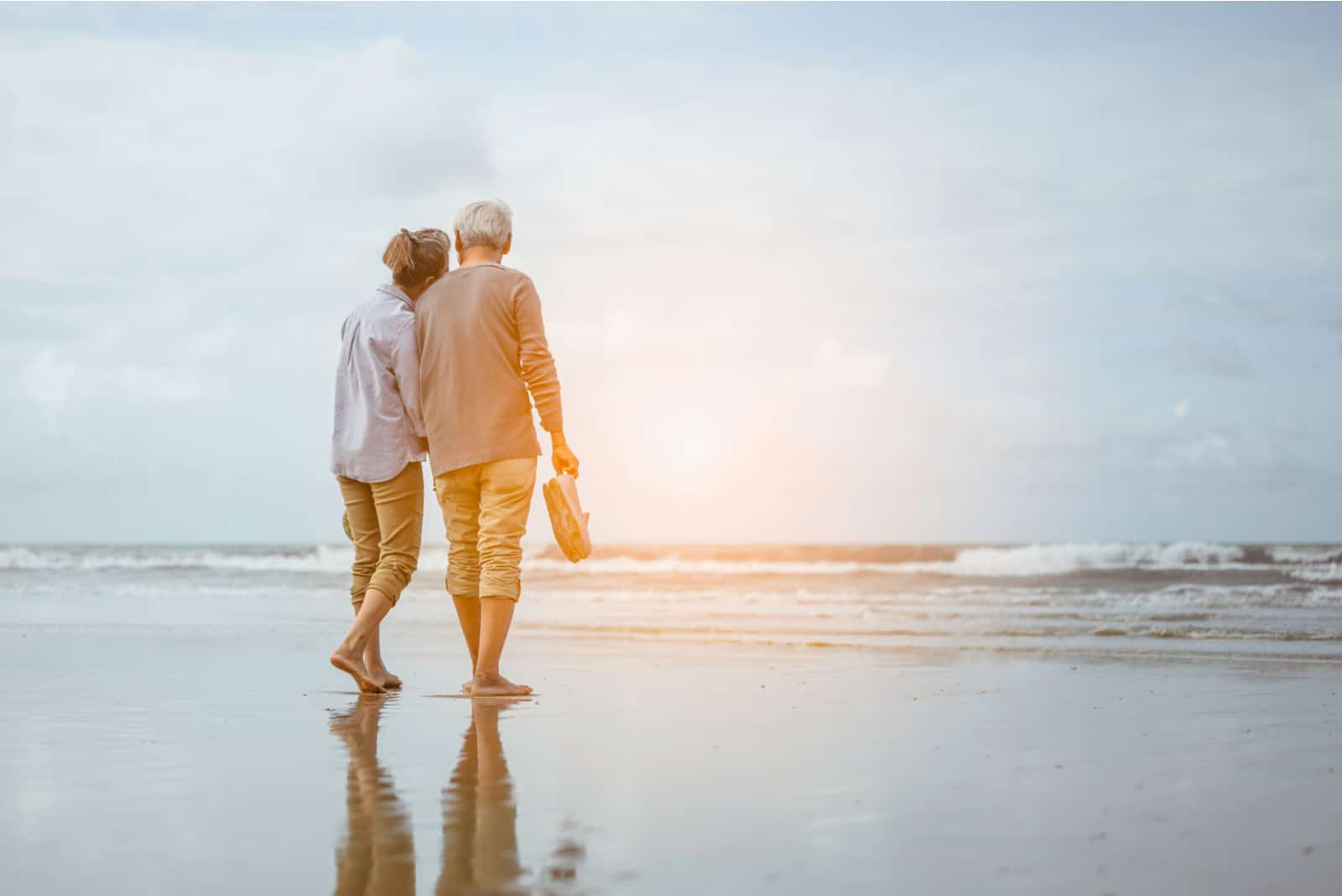 älteres Paar am Strand spazieren