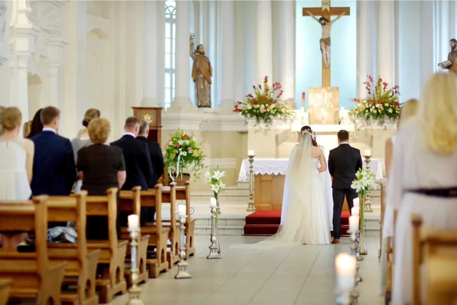 ein Mann und eine Frau bei einer kirchlichen Hochzeit