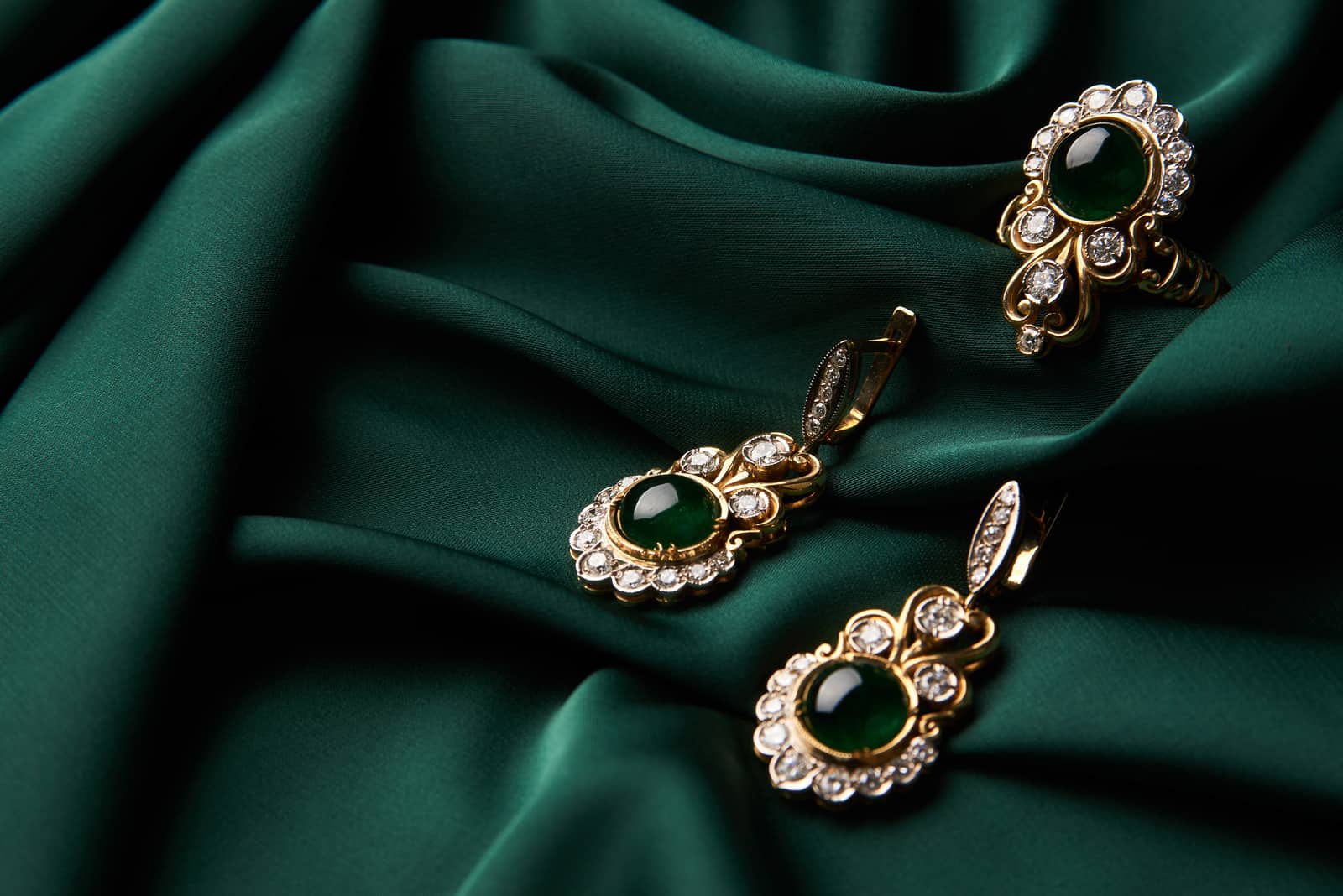 ein schöner Ring und Ohrringe mit Smaragden