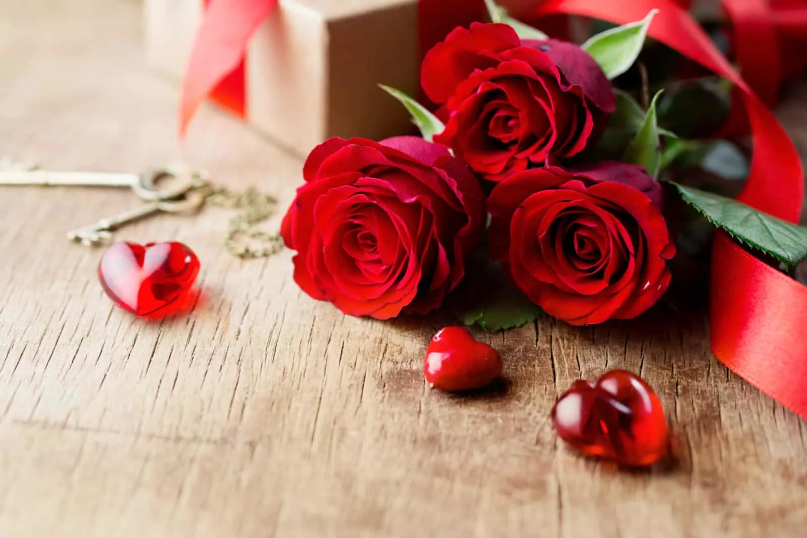 rote Rosen, Geschenk und rote Herzen Dekor auf dem Tisch