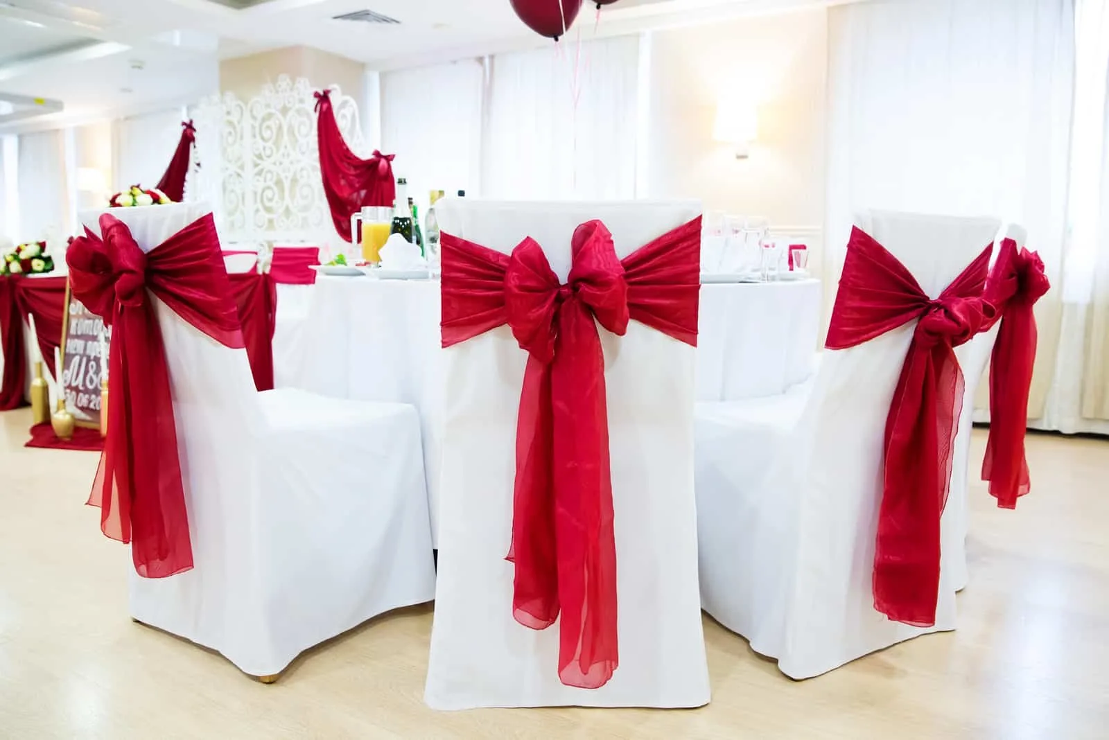 rote und weiße Tischdekoration und Hochzeitsstuhl