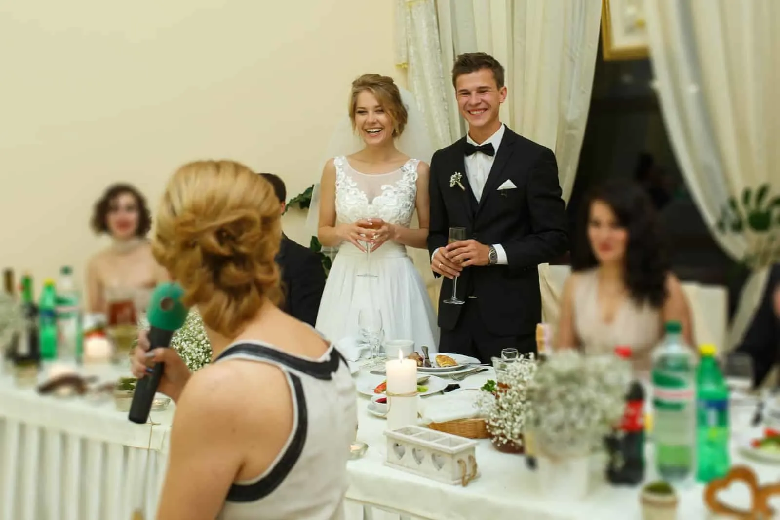 stilvolle glamouröse Hochzeitsfeier des glücklichen schönen jungen Paares