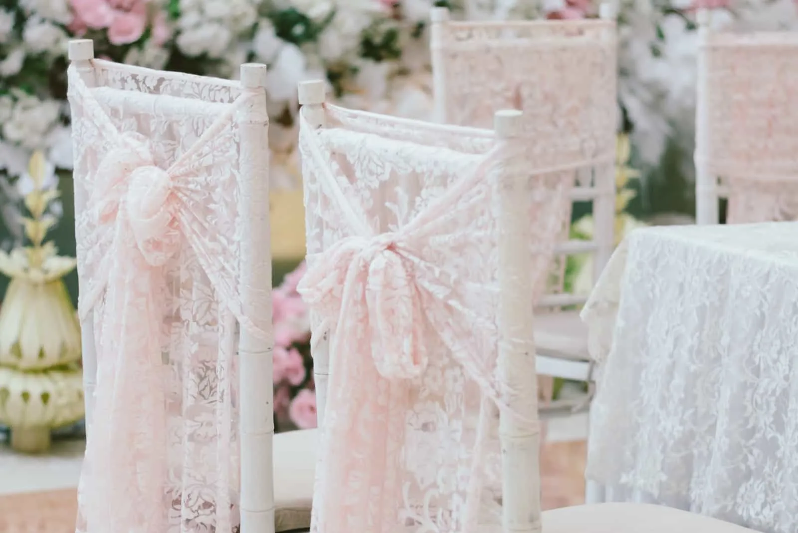 weiß rosa dekorierte Hochzeitsstühle