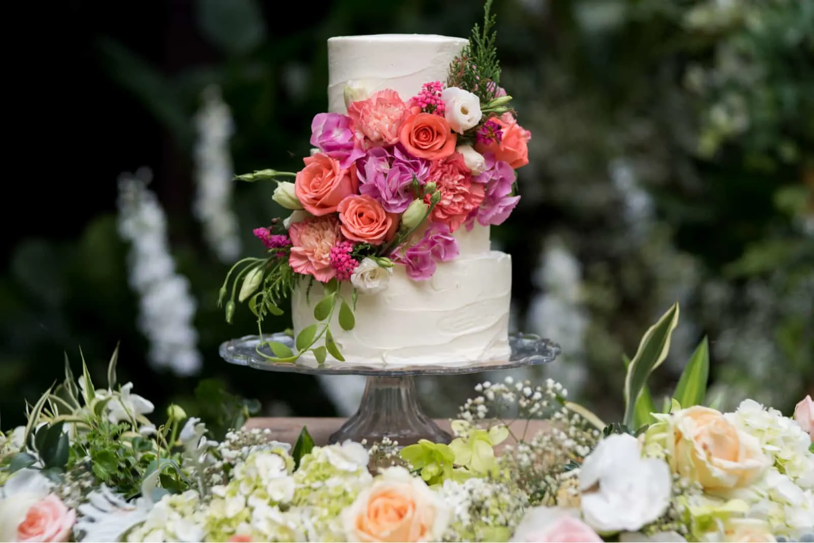 weiße Hochzeitstorte mit Blumendekoration