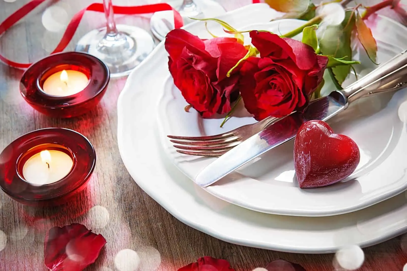 wunderschön dekorierter Tisch mit Rosen