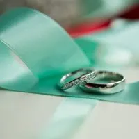 wedding rings on a turquoise ribbon