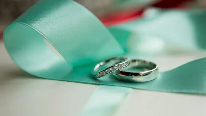 18. Hochzeitstag: Bedeutung, Geschenkideen und Glückwünsche