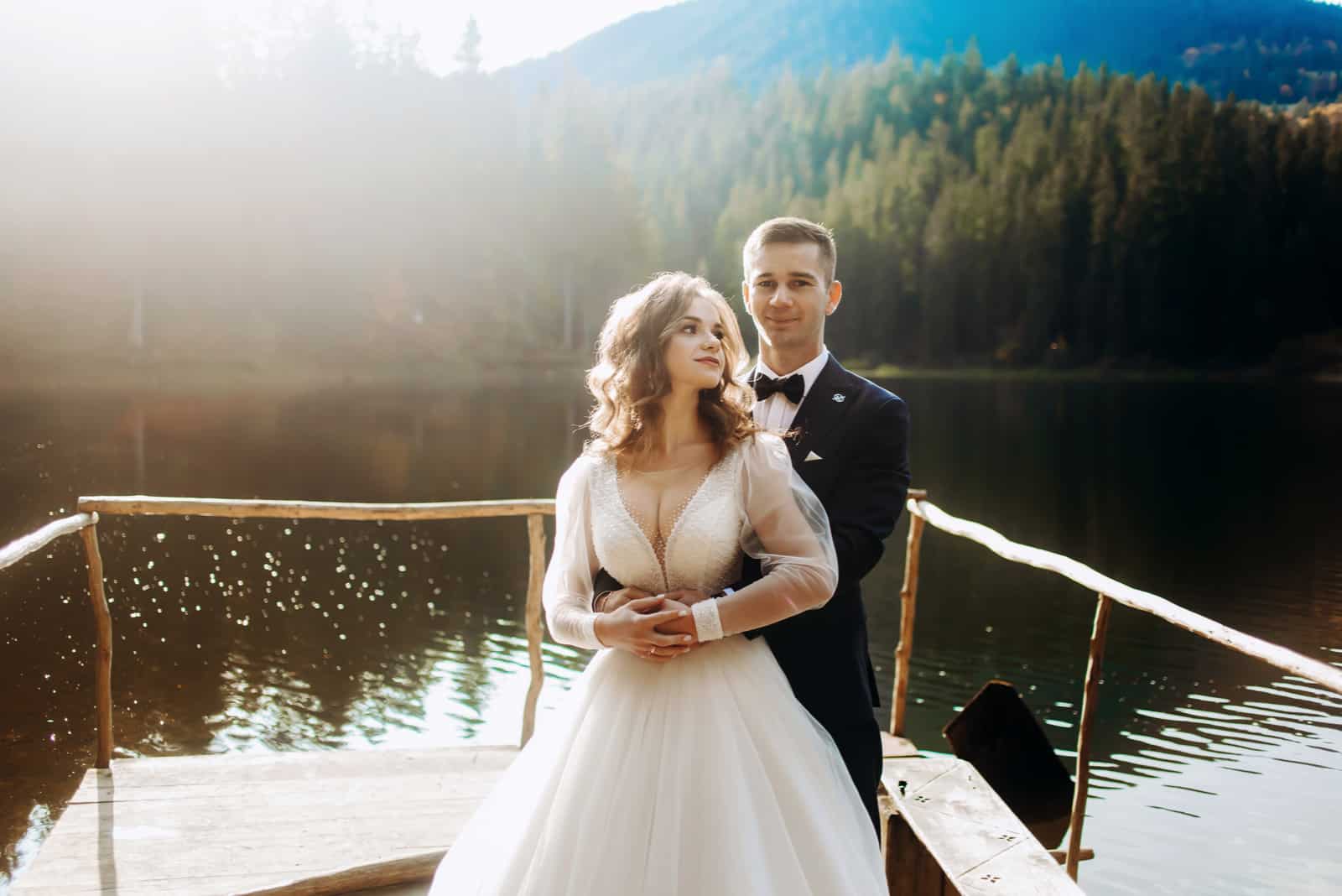 Das Brautpaar in der Nähe des Sees in den Bergen