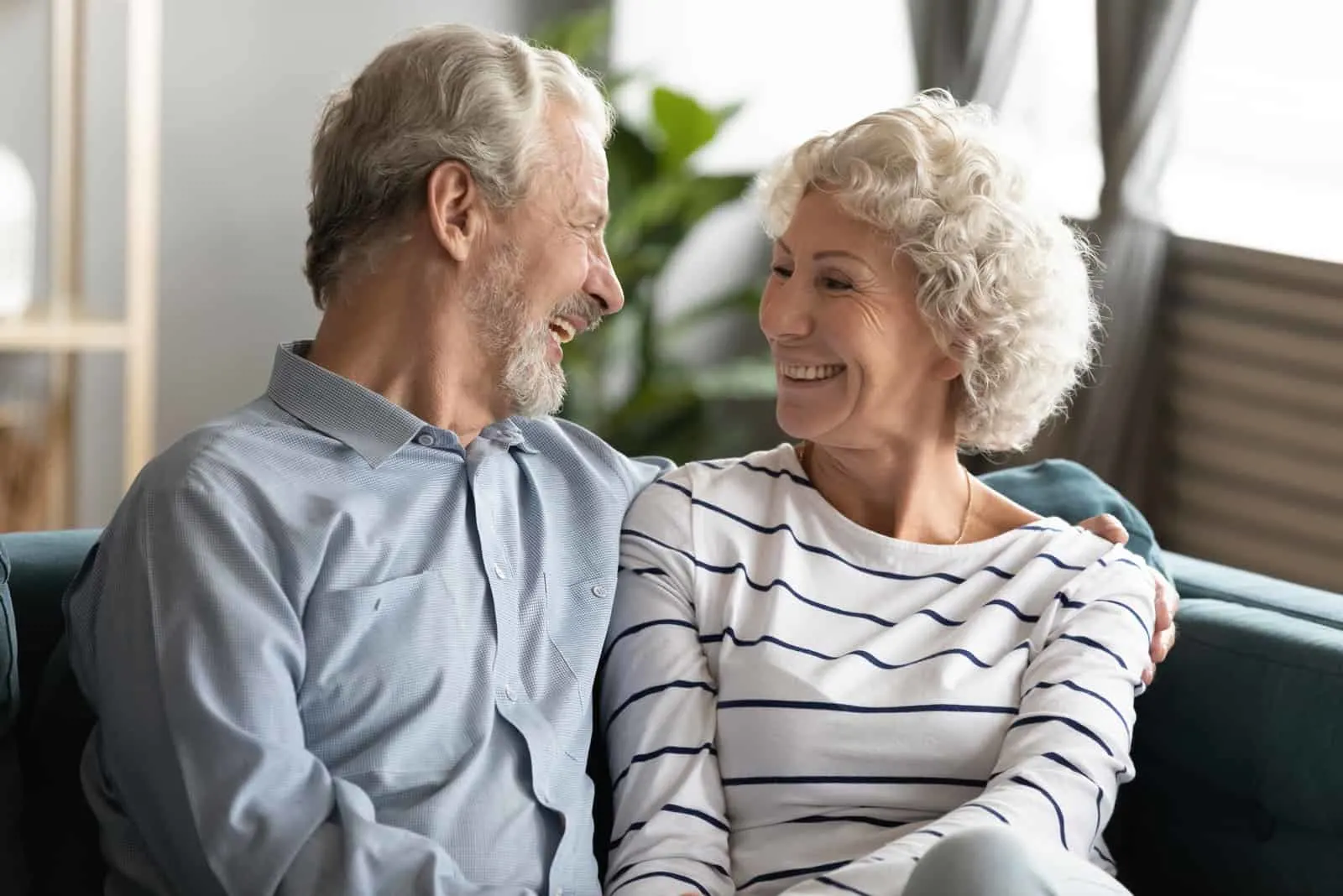 Ein älteres lächelndes Paar sitzt und redet