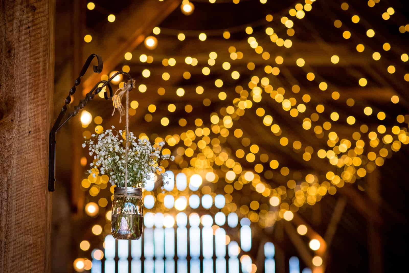 Innenscheune Hochzeit mit schönen Cafe String Beleuchtung in eleganter Umgebung