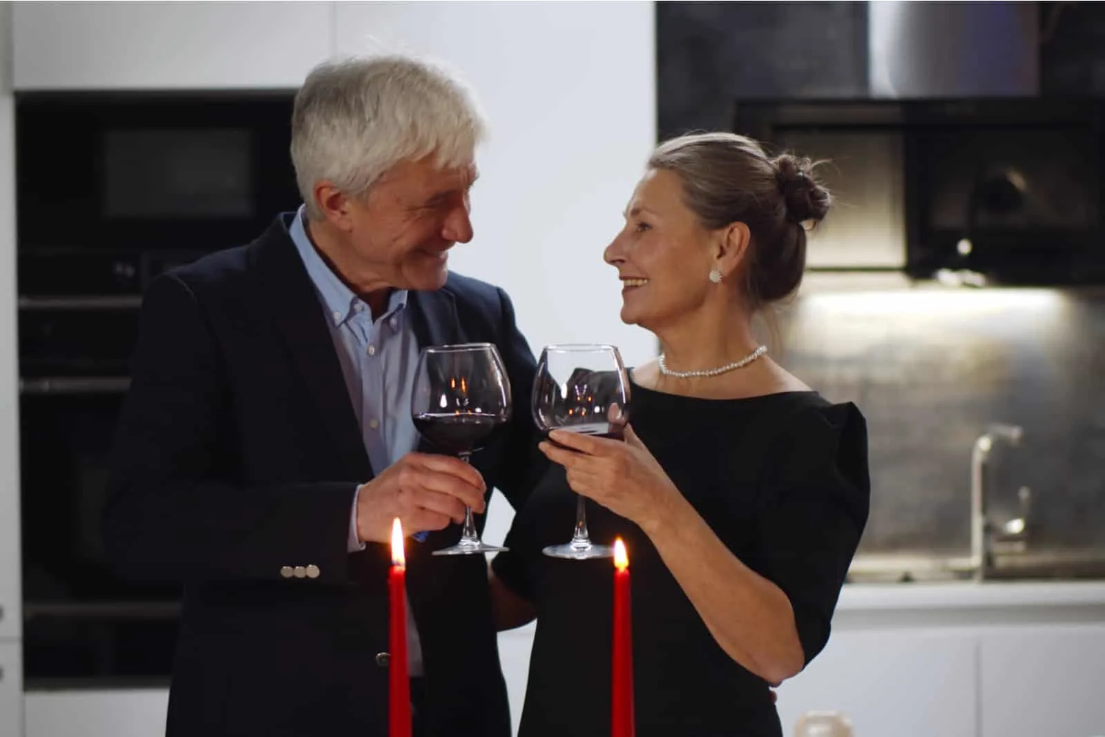 ein älteres Ehepaar bei einem romantischen Abendessen
