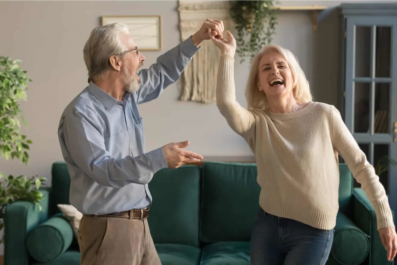 ein älteres Ehepaar tanzt im Wohnzimmer