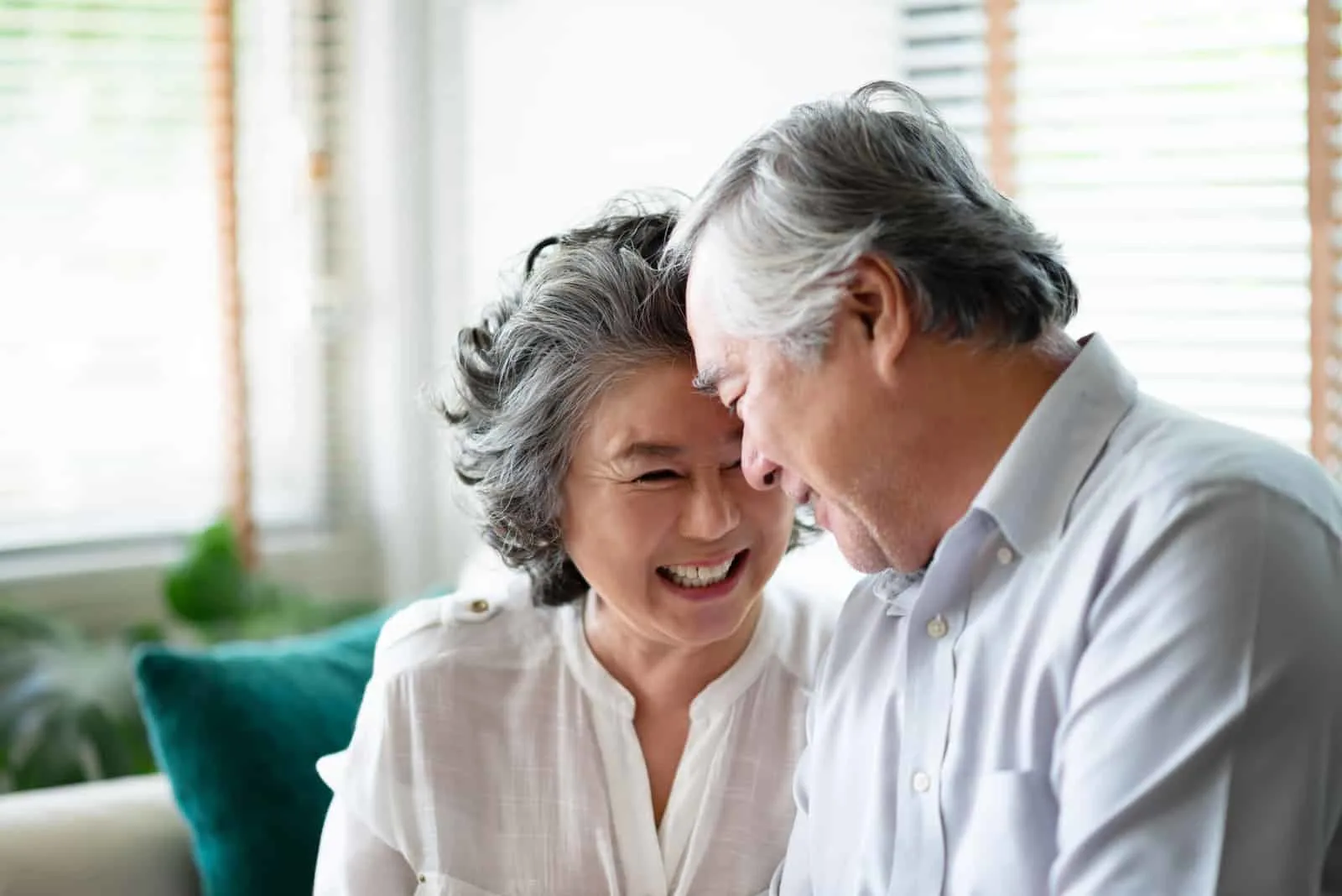 ein älteres asiatisches Paar umarmt sich