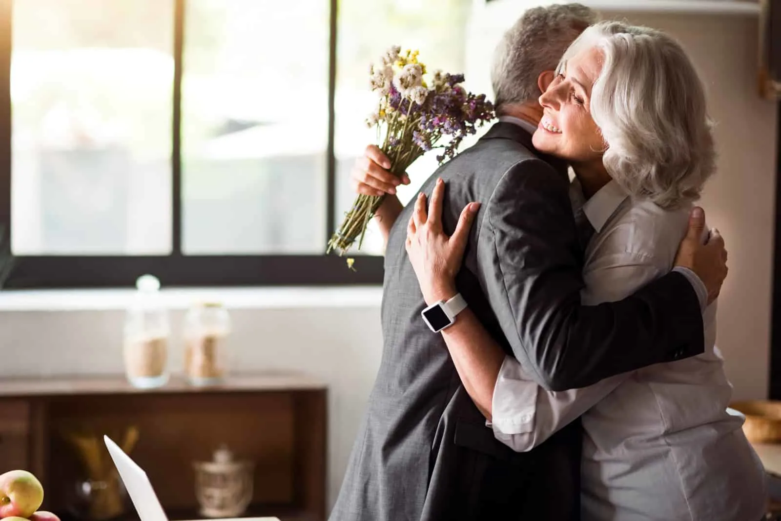 glückliches älteres Paar umarmt
