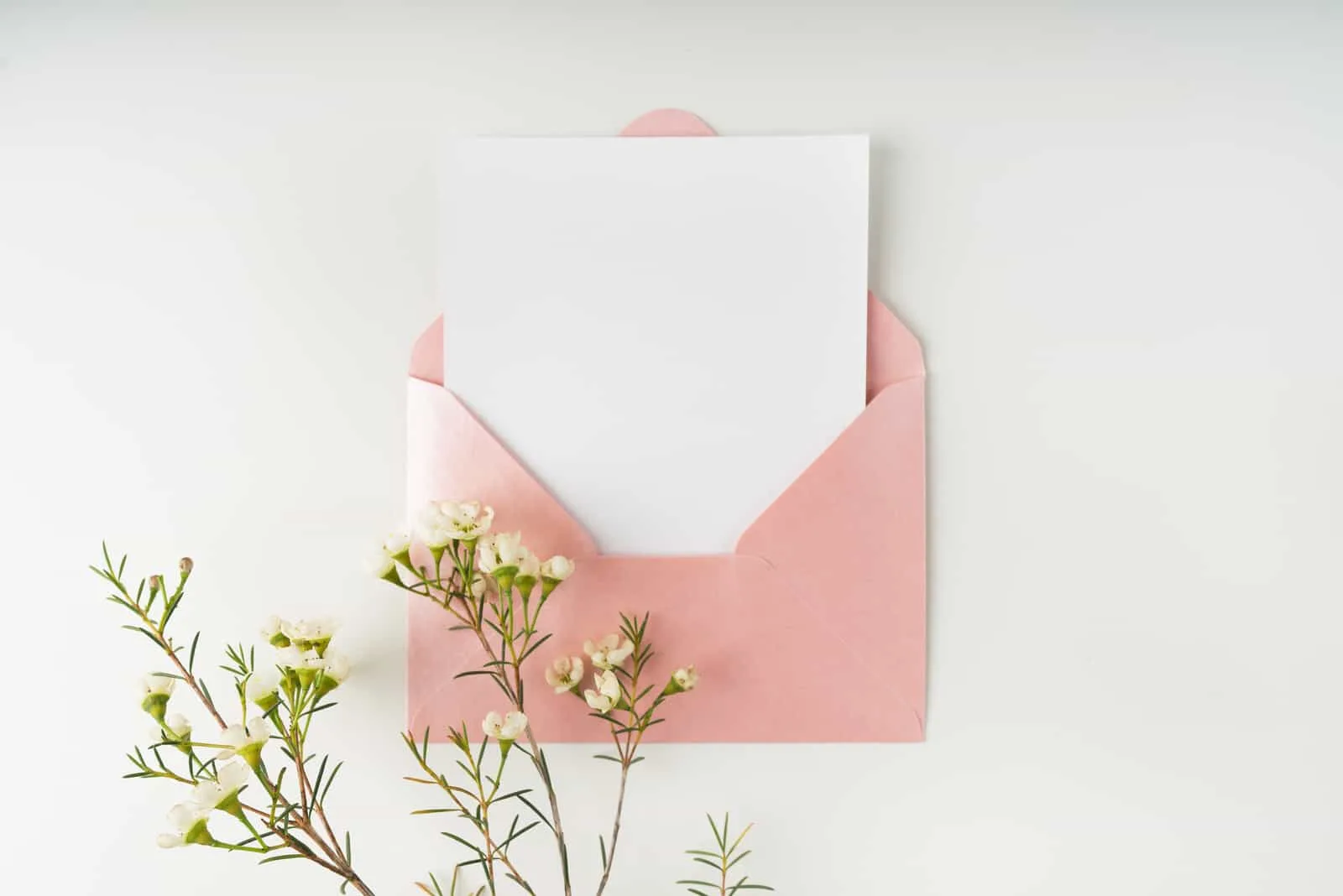 rosa Umschlag und weiße leere Karte