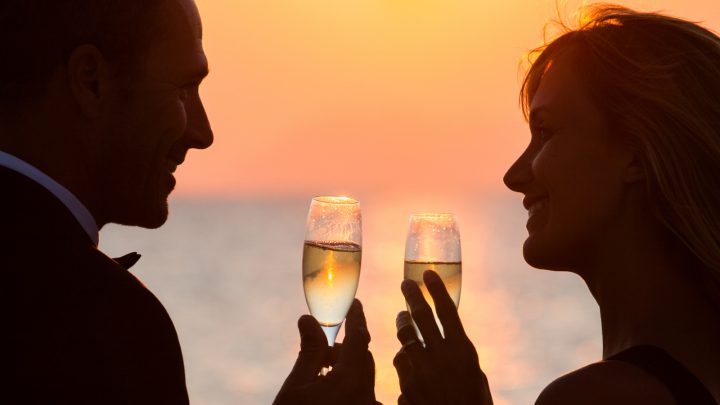 28. Hochzeitstag: Bedeutung, Geschenkideen und Glückwünsche zur Nelkenhochzeit