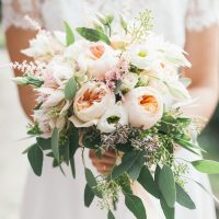 Hochzeitsstrauß in den Händen der Braut